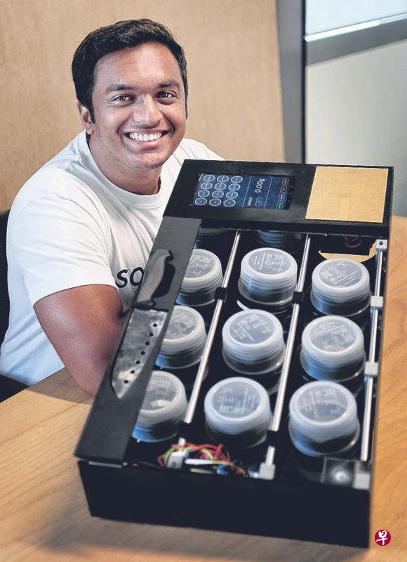 图沙尔·莫汉指出,目前这个属于第二代的souschef智能厨具能为烹饪者带来许多便利,也可成为未来自动烹饪智能厨具的基础。(曾坤顺摄) 图沙尔·莫汉指出,目前这个属于第二代的souschef智能厨具能为烹饪者带来许多便利,也可成为未来自动烹饪智能厨具的基础。(曾坤顺摄)