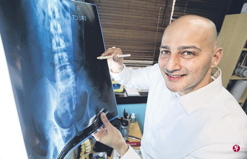 新加坡整脊疗法协会会长尼尔希望整脊师能够在不久的将来得到官方认可,以进一步提升行业的专业度。(梁麒麟摄) 新加坡整脊疗法协会会长尼尔希望整脊师能够在不久的将来得到官方认可,以进一步提升行业的专业度。(梁麒麟摄)