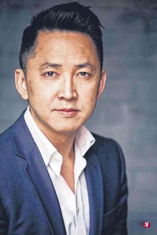 美籍越南裔小说家阮越清及其作品《同情者》。(取自互联网) 美籍越南裔小说家阮越清及其作品《同情者》。(取自互联网)