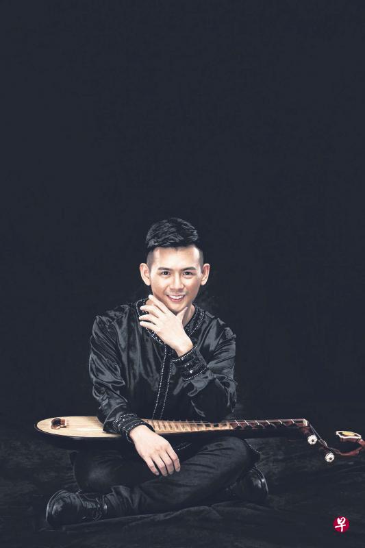 ↓本地琵琶演奏家蔡友国希望能推动本地琵琶发展。 ↓本地琵琶演奏家蔡友国希望能推动本地琵琶发展。