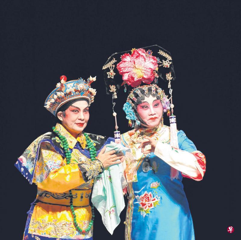 王金英(左)与司徒海嫦(右)在《清宫遗恨》里分饰光绪与珍妃。 王金英(左)与司徒海嫦(右)在《清宫遗恨》里分饰光绪与珍妃。