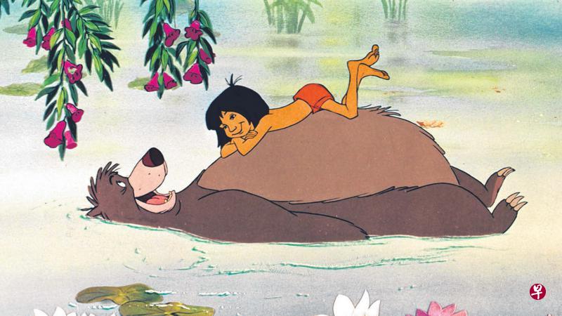 迪士尼1967年版本的《森林王子》中,墨格利躺在巴鲁身上高唱“The Bear Necessities”的经典画面。(互联网) 迪士尼1967年版本的《森林王子》中,墨格利躺在巴鲁身上高唱“The Bear Necessities”的经典画面。(互联网)
