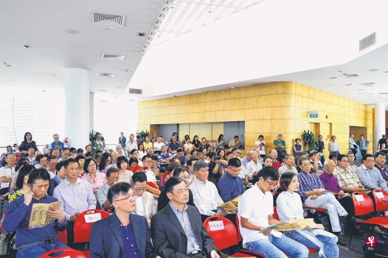 4月2日下午,20多位新马诗人来到新加坡国家图书馆在 “南方吟诗歌朗诵会”上吟诵诗歌,吸引了不同年龄层的文学爱好者参与其盛。(蔡婉婷摄影) 4月2日下午,20多位新马诗人来到新加坡国家图书馆在 “南方吟诗歌朗诵会”上吟诵诗歌,吸引了不同年龄层的文学爱好者参与其盛。(蔡婉婷摄影)