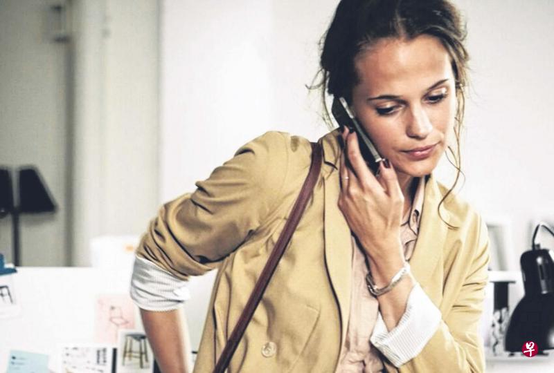 瑞典女星艾莉西亚维肯特是本届奥斯卡最佳女配角得主,她在电影《疗伤酒店》饰演重新认识自己的角色。 瑞典女星艾莉西亚维肯特是本届奥斯卡最佳女配角得主,她在电影《疗伤酒店》饰演重新认识自己的角色。