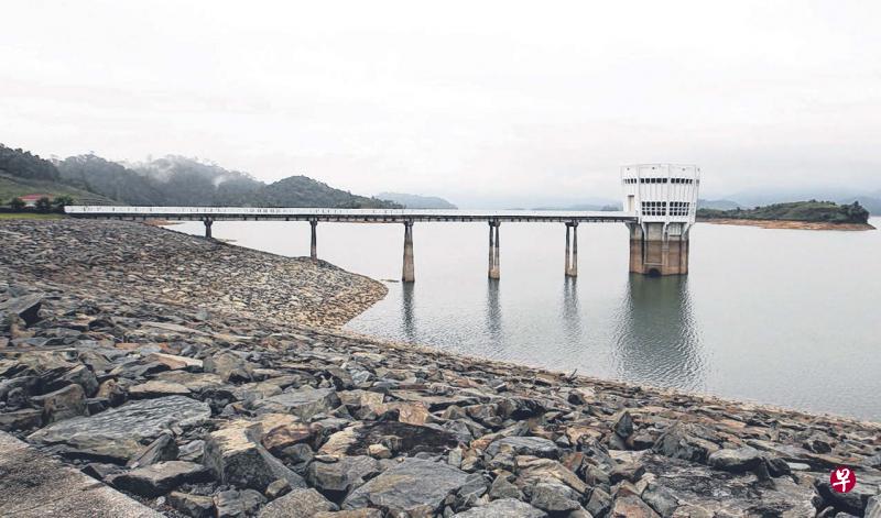 新加坡建在柔佛的林桂水坝水位自去年初起逐月下降,若接下来的降雨情况仍未改善,水位预计将持续下降。(档案照片) 新加坡建在柔佛的林桂水坝水位自去年初起逐月下降,若接下来的降雨情况仍未改善,水位预计将持续下降。(档案照片)