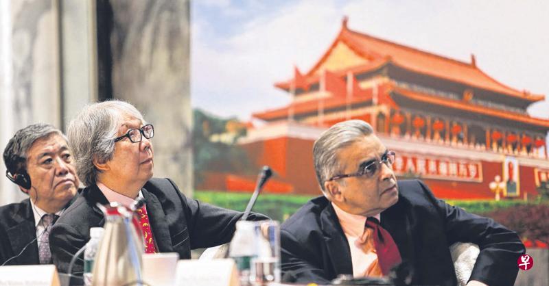 中新论坛两位联合主席杨文昌(左起)和许通美教授,以及李光耀公共政策学院院长马凯硕边聆听演讲边看屏幕解说,关注亚细安和中国关系的现状与发展。(邬福梁摄) 中新论坛两位联合主席杨文昌(左起)和许通美教授,以及李光耀公共政策学院院长马凯硕边聆听演讲边看屏幕解说,关注亚细安和中国关系的现状与发展。(邬福梁摄)