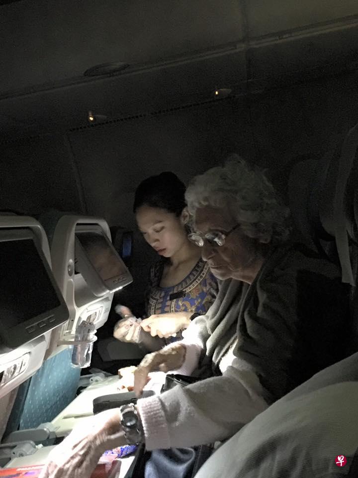 钟诗琪跪地为年迈乘客服务,敬业精神获得超过1万名网友点赞。(取自面簿) 钟诗琪跪地为年迈乘客服务,敬业精神获得超过1万名网友点赞。(取自面簿)