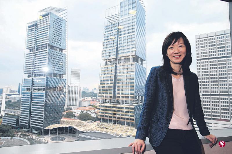 泛联集团总裁黄美美:挫折天天都有,就想办法解决啊!解决不了?有句话说,船到桥头自然直。(邝启聪摄) 泛联集团总裁黄美美:挫折天天都有,就想办法解决啊!解决不了?有句话说,船到桥头自然直。(邝启聪摄)