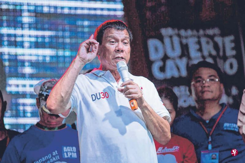 杜特蒂(左)人气炽热,罗哈斯(右)是否能靠强大的政治后台将他扳倒是此次菲律宾总统选举的焦点。(彭博社/法新社) 杜特蒂(左)人气炽热,罗哈斯(右)是否能靠强大的政治后台将他扳倒是此次菲律宾总统选举的焦点。(彭博社/法新社)