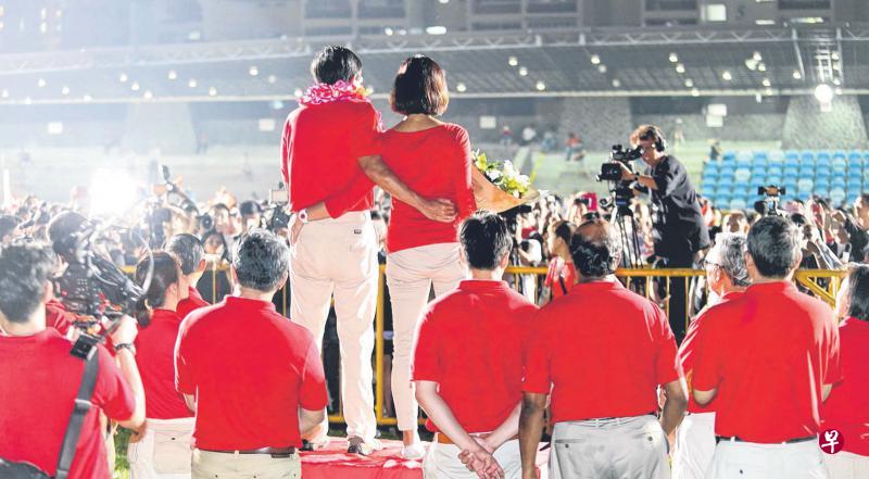 徐顺全(台上左)和妻子黄智美在补选成绩公布后,向支持者谢票。(邝启聪摄) 徐顺全(台上左)和妻子黄智美在补选成绩公布后,向支持者谢票。(邝启聪摄)