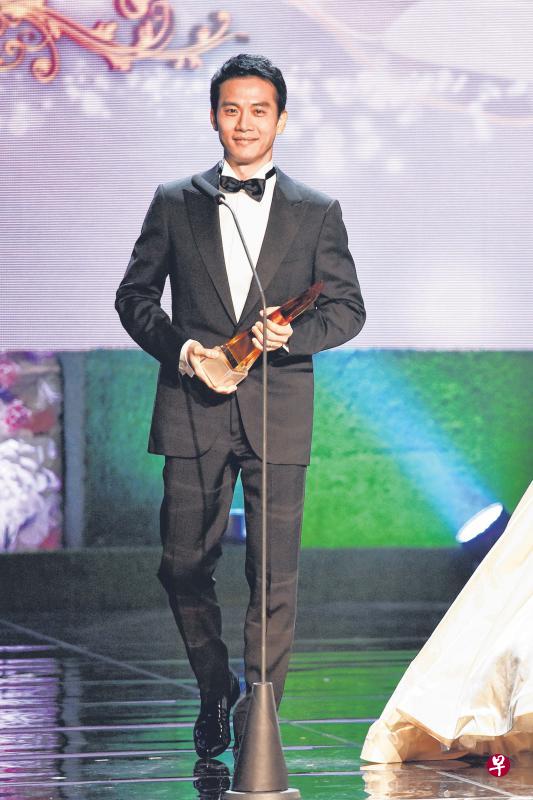 戚玉武虽身处演艺圈,但不把演艺生涯同真实人生混淆。他认为,每个人一生走到最后,不该想到有多少钱,而是有多少人最后还陪在你身边,有多少回忆是令你感到安慰的瞬间,有多少真诚交心过的朋友。(陈思源摄) 戚玉武虽身处演艺圈,但不把演艺生涯同真实人生混淆。他认为,每个人一生走到最后,不该想到有多少钱,而是有多少人最后还陪在你身边,有多少回忆是令你感到安慰的瞬间,有多少真诚交心过的朋友。(陈思源摄)