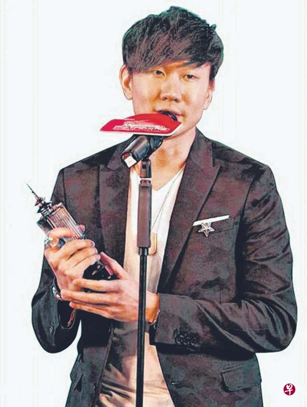 林俊杰在“Music Radio中国TOP音乐盛典”获颁最佳男歌手奖。 林俊杰在“Music Radio中国TOP音乐盛典”获颁最佳男歌手奖。