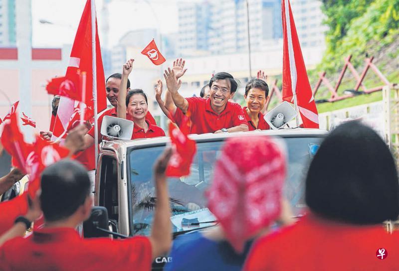 新加坡民主党秘书长徐顺全博士(中)虽未成功在补选中拿下武吉巴督区议席,昨早仍沿街谢票,感谢选民给予他的支持。(叶振忠摄) 新加坡民主党秘书长徐顺全博士(中)虽未成功在补选中拿下武吉巴督区议席,昨早仍沿街谢票,感谢选民给予他的支持。(叶振忠摄)