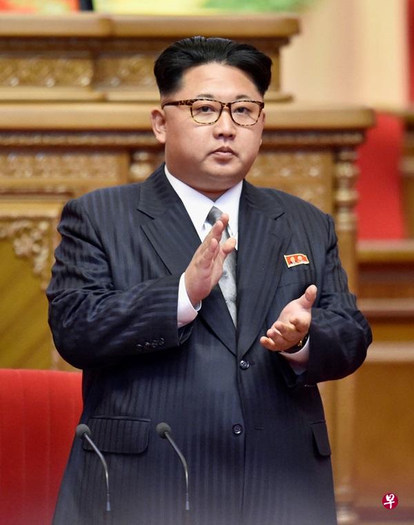 金正恩的眼镜形状、发型、体型、站姿等,均被指与祖父金日成相似。(路透社) 金正恩的眼镜形状、发型、体型、站姿等,均被指与祖父金日成相似。(路透社)