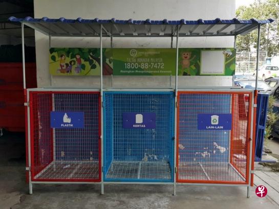 一些住宅区置放回收箱,让居民根据不同垃圾进行分类。(星洲日报) 一些住宅区置放回收箱,让居民根据不同垃圾进行分类。(星洲日报)