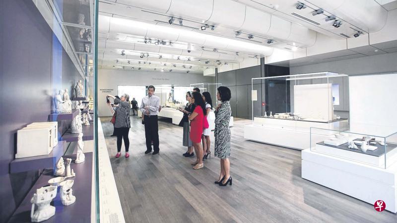 亚洲文明博物馆的“陶情瓷韵”新展馆,设计干净简明,采用大量自然光。小图为有“凤鸣”落款的德化白瓷洞箫。(蔡婉婷摄) 亚洲文明博物馆的“陶情瓷韵”新展馆,设计干净简明,采用大量自然光。小图为有“凤鸣”落款的德化白瓷洞箫。(蔡婉婷摄)