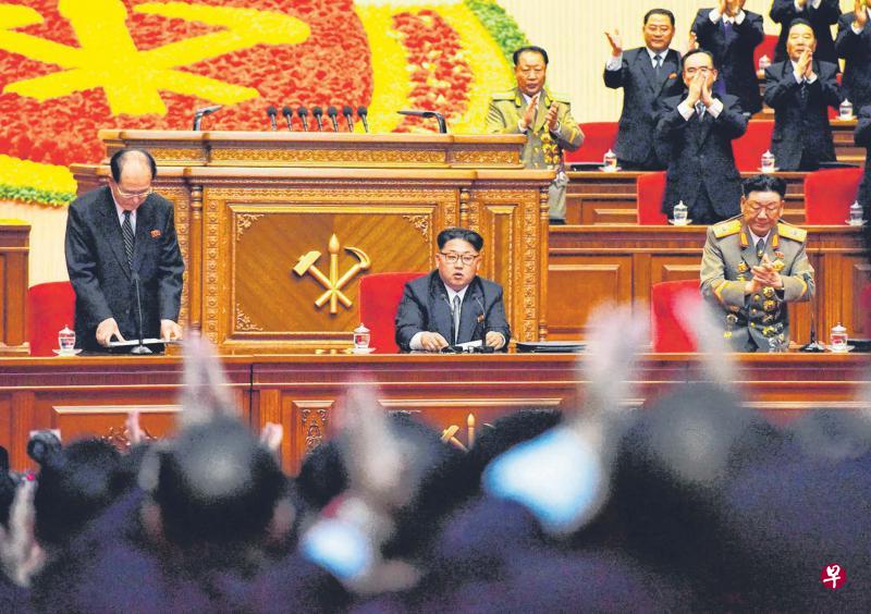 朝鲜最高领导人金正恩(中)昨天在劳动党36年来的第一个党大会上,被推举为“劳动党委员长”,完全掌握了党政军大权。(路透社) 朝鲜最高领导人金正恩(中)昨天在劳动党36年来的第一个党大会上,被推举为“劳动党委员长”,完全掌握了党政军大权。(路透社)