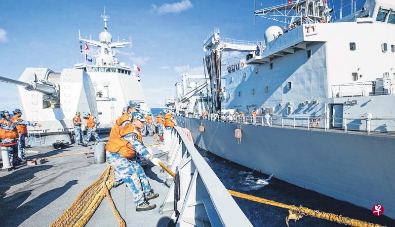 到南中国海南沙群岛巡航和演练的中国南海舰队远海训练编队,昨天在和马来西亚有主权争议的曾母暗沙(James Shoal,马来西亚称詹姆斯浅滩)附近海域进行舰艇后勤综合补给。图为导弹驱逐舰合肥舰靠泊远洋综合补给舰洪湖舰。(中新社) 到南中国海南沙群岛巡航和演练的中国南海舰队远海训练编队,昨天在和马来西亚有主权争议的曾母暗沙(James Shoal,马来西亚称詹姆斯浅滩)附近海域进行舰艇后勤综合补给。图为导弹驱逐舰合肥舰靠泊远洋综合补给舰洪湖舰。(中新社)