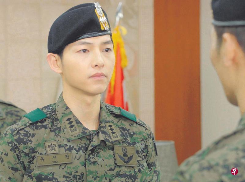 宋仲基在《太阳的后裔》里饰特战军人。(VIU照片) 宋仲基在《太阳的后裔》里饰特战军人。(VIU照片)