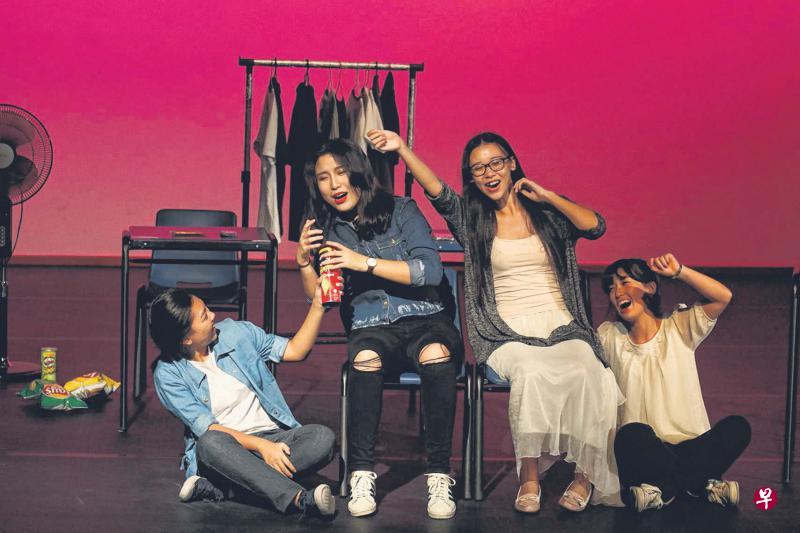 《时光》用最真实的语言和画面来描述青春。同学们表演得生动自然,赢得台下热烈掌声。 《时光》用最真实的语言和画面来描述青春。同学们表演得生动自然,赢得台下热烈掌声。