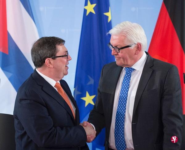 施泰因迈尔(右)在柏林与到访的罗德里格斯(左)举行会谈。(法新社) 施泰因迈尔(右)在柏林与到访的罗德里格斯(左)举行会谈。(法新社)