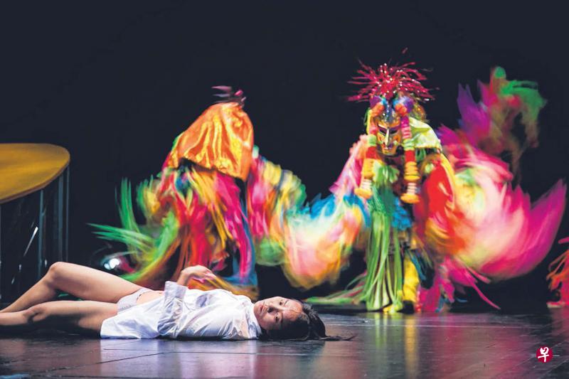 “死者”最后在村人的鬼面集会上复生,重投轮回。(吴凯怡摄影) “死者”最后在村人的鬼面集会上复生,重投轮回。(吴凯怡摄影)