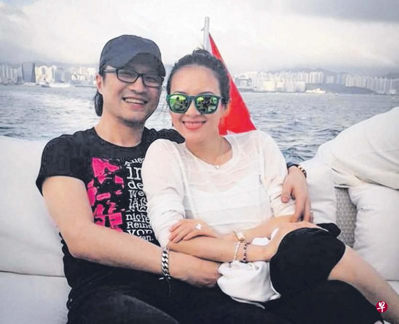 章子怡通过微博晒和汪峰甜蜜相拥合影，庆祝两人结婚一周年。（取自微博）