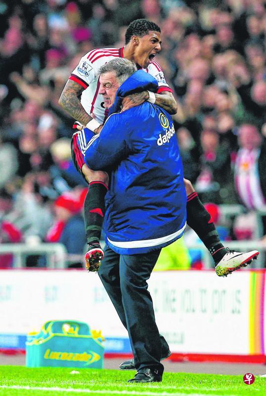 范安霍尔特攻入比赛的第一个进球后,兴奋地拥抱主帅阿勒代斯。 范安霍尔特攻入比赛的第一个进球后,兴奋地拥抱主帅阿勒代斯。