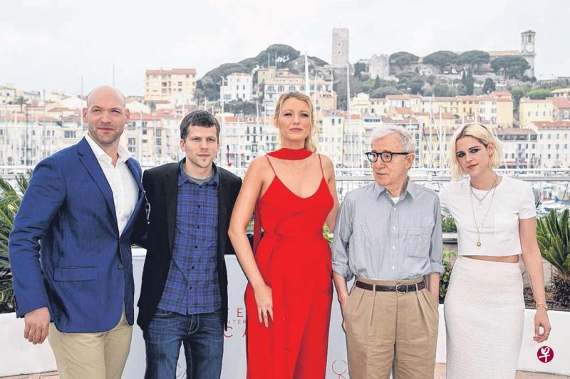 康城开幕片《咖啡社会》女主角克里斯汀斯图尔特(右一)站最旁边,女配角布蕾克莱弗莉穿巧妙遮孕肚的红色连身裤,耀眼迷人地站在正中间。(法新社) 康城开幕片《咖啡社会》女主角克里斯汀斯图尔特(右一)站最旁边,女配角布蕾克莱弗莉穿巧妙遮孕肚的红色连身裤,耀眼迷人地站在正中间。(法新社)