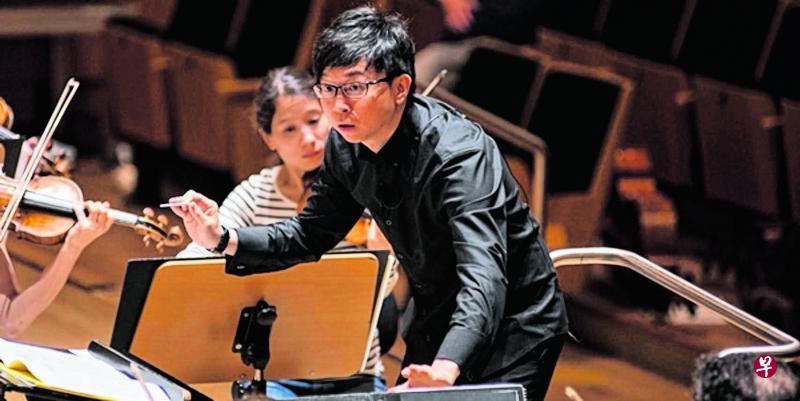 黄佳俊夺得第五届马勒指挥大赛冠军。对一个出生东南亚的年轻华裔指挥来说,这是音乐生涯的重要时刻。(照片取自大赛官方网页) 黄佳俊夺得第五届马勒指挥大赛冠军。对一个出生东南亚的年轻华裔指挥来说,这是音乐生涯的重要时刻。(照片取自大赛官方网页)