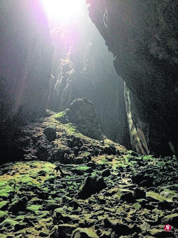 阳光从大密室的洞顶孔穴射入,光线扑朔迷离。 阳光从大密室的洞顶孔穴射入,光线扑朔迷离。