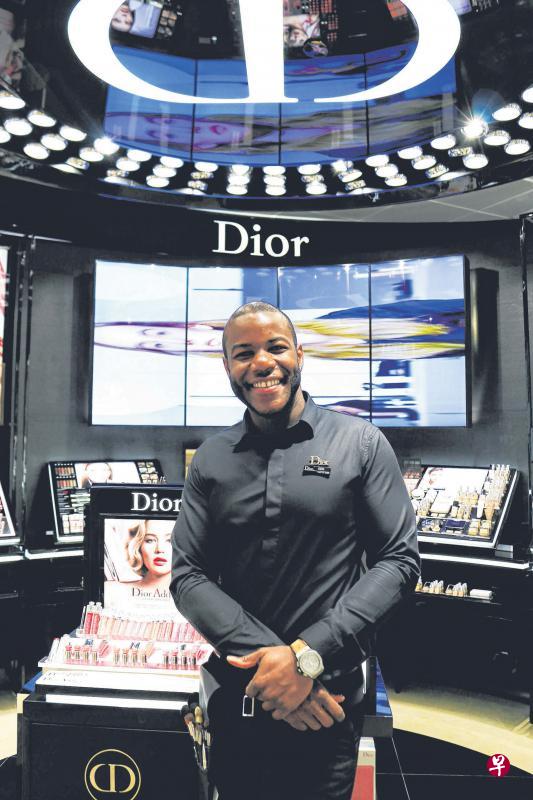 出生于法国的阿尔辛德喜欢化妆师的工作,认为这是让人变美变自信的工作,因此会继续努力,朝着更高的目标和梦想奋斗。 出生于法国的阿尔辛德喜欢化妆师的工作,认为这是让人变美变自信的工作,因此会继续努力,朝着更高的目标和梦想奋斗。