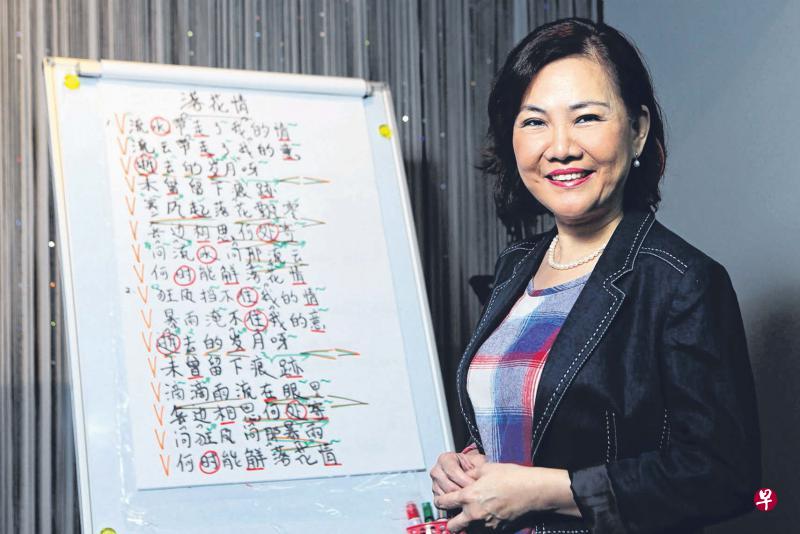 萃霞2013年开始教唱,刚开始时学生以乐龄人士较多,但年轻学生近年有增加趋势。 萃霞2013年开始教唱,刚开始时学生以乐龄人士较多,但年轻学生近年有增加趋势。