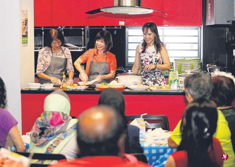 卫生部兼环境及水源部高级政务部长许连碹(中)昨天为丰嘉北区居民示范如何烹调健康菜肴。(林国明摄) 卫生部兼环境及水源部高级政务部长许连碹(中)昨天为丰嘉北区居民示范如何烹调健康菜肴。(林国明摄)