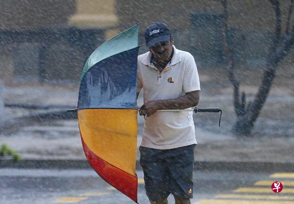 气象部门说,斯里兰卡接下来可能还会出现更恶劣的天气,大雨也将持续至周三。(路透社) 气象部门说,斯里兰卡接下来可能还会出现更恶劣的天气,大雨也将持续至周三。(路透社)