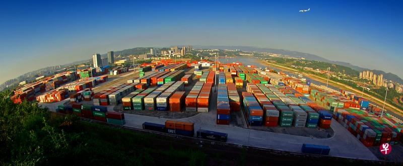 两江新区是中国内陆首个国家级新区,也是中国与新加坡第三个政府间合作项目的主要承载地。图为两江新区寸滩港。(两江新区宣传部提供) 两江新区是中国内陆首个国家级新区,也是中国与新加坡第三个政府间合作项目的主要承载地。图为两江新区寸滩港。(两江新区宣传部提供)