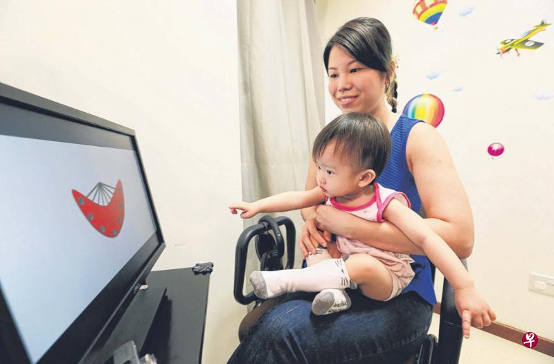 当代表单词的符号声调有变,在双语环境中成长的婴孩会注视着屏幕,显示他们对声调变化更为敏感。(唐家鸿摄) 当代表单词的符号声调有变,在双语环境中成长的婴孩会注视着屏幕,显示他们对声调变化更为敏感。(唐家鸿摄)