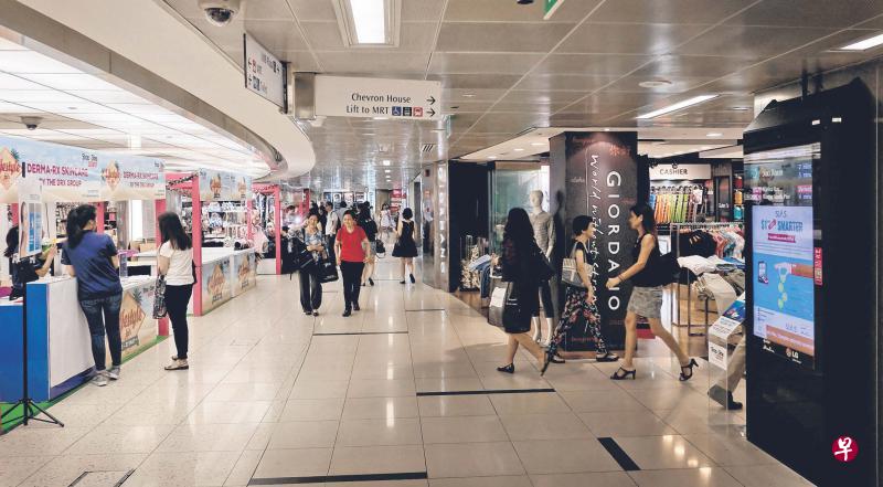 分析师指出,由于地铁站商场仍能吸引人潮,未来将增加并成为常态。图为莱佛士坊地铁站的零售空间Raffles Xchange。(曾坤顺摄) 分析师指出,由于地铁站商场仍能吸引人潮,未来将增加并成为常态。图为莱佛士坊地铁站的零售空间Raffles Xchange。(曾坤顺摄)