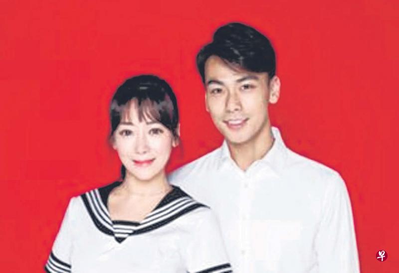 ←↑戴向宇(右)比女友陈紫函小5岁,两人的结婚照充满趣味。(戴向宇提供) ←↑戴向宇(右)比女友陈紫函小5岁,两人的结婚照充满趣味。(戴向宇提供)