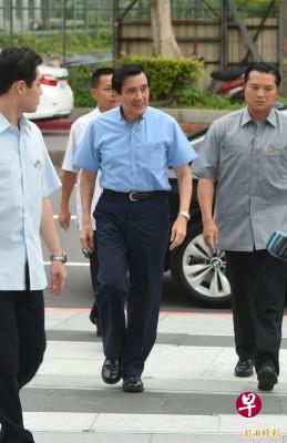 前总统马英九在20日卸任后,随即进驻内湖办公室,今晚将与周美青回老家住。(记者张嘉明摄) 前总统马英九在20日卸任后,随即进驻内湖办公室,今晚将与周美青回老家住。(记者张嘉明摄)
