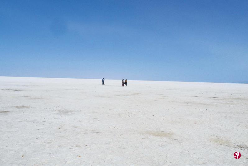 大盐漠景区内雪白的盐海。(士德摄) 大盐漠景区内雪白的盐海。(士德摄)