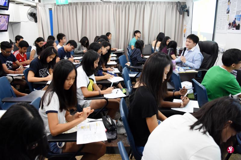 JC Economics创办人霍佳汉(右一)表示,他每年可赚高达50万元。(海峡时报) JC Economics创办人霍佳汉(右一)表示,他每年可赚高达50万元。(海峡时报)