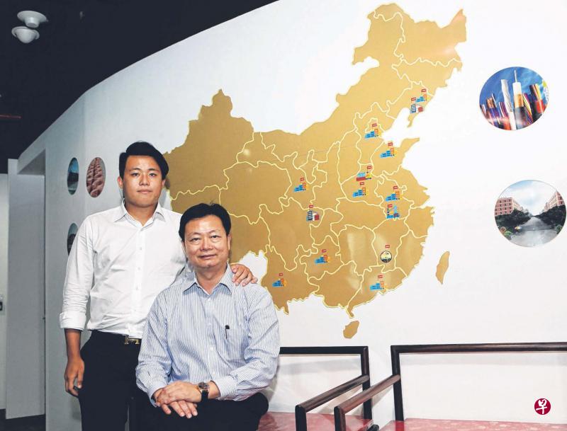 陈文平(前)于1990年单独来新加坡发展,儿子陈誉诚在新加坡出生。 陈文平(前)于1990年单独来新加坡发展,儿子陈誉诚在新加坡出生。