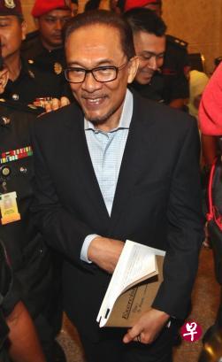 安华被警员带离联邦法院时面带笑容,他表示仍然健壮,且将继续斗争。(星洲日报) 安华被警员带离联邦法院时面带笑容,他表示仍然健壮,且将继续斗争。(星洲日报)