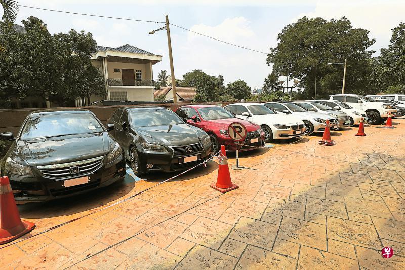 马国警方捣毁大耳隆集团,起获九辆豪华房车。(中国报) 马国警方捣毁大耳隆集团,起获九辆豪华房车。(中国报)