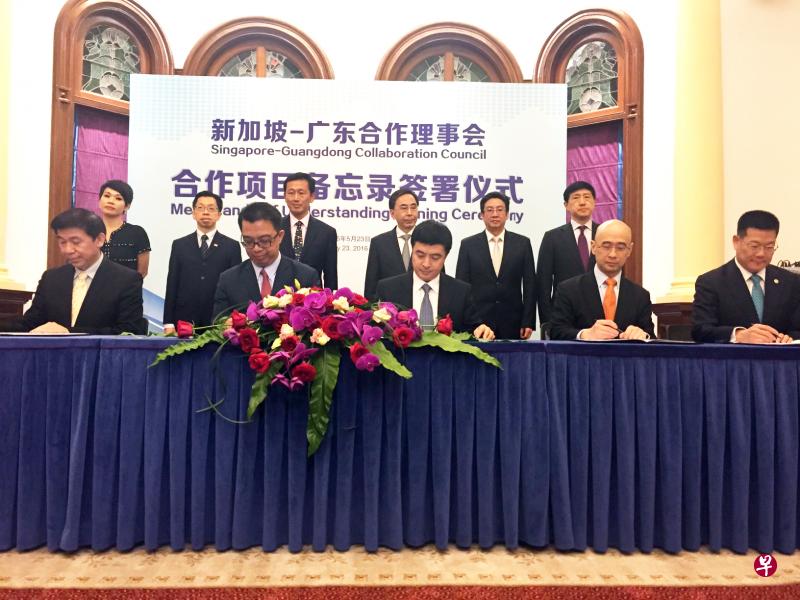 在王乙康和朱小丹(后排左三、左四)的共同见证下,新粤昨日签署了三项合作协议。(曾实摄) 在王乙康和朱小丹(后排左三、左四)的共同见证下,新粤昨日签署了三项合作协议。(曾实摄)