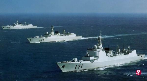 中国4艘主力船舰从海南岛出发,一路往南航行到印尼,然后东往西太平洋,预计几天后往北回到中国,刚好绕行菲律宾一圈。(图撷自中国今日军事网站) 中国4艘主力船舰从海南岛出发,一路往南航行到印尼,然后东往西太平洋,预计几天后往北回到中国,刚好绕行菲律宾一圈。(图撷自中国今日军事网站)