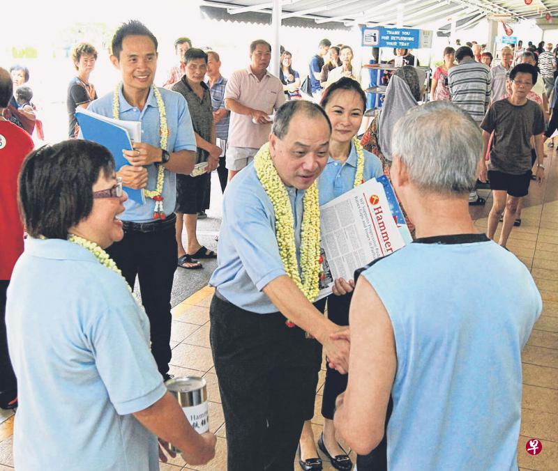 工人党在来临干部大会上将选举新一届中委,党秘书长刘程强(左三)及其他最高领导是否有变备受关注。工人党上届大选派出竞逐义顺集选区的符策涫(左二)和罗秀雯(左四)等该党“新星”,则被党内人士认为是较可能进入中委的人选。(档案照片) 工人党在来临干部大会上将选举新一届中委,党秘书长刘程强(左三)及其他最高领导是否有变备受关注。工人党上届大选派出竞逐义顺集选区的符策涫(左二)和罗秀雯(左四)等该党“新星”,则被党内人士认为是较可能进入中委的人选。(档案照片)