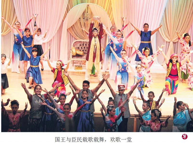 音乐剧《皇冠》里,国王与臣民载歌载舞,欢歌一堂。 音乐剧《皇冠》里,国王与臣民载歌载舞,欢歌一堂。
