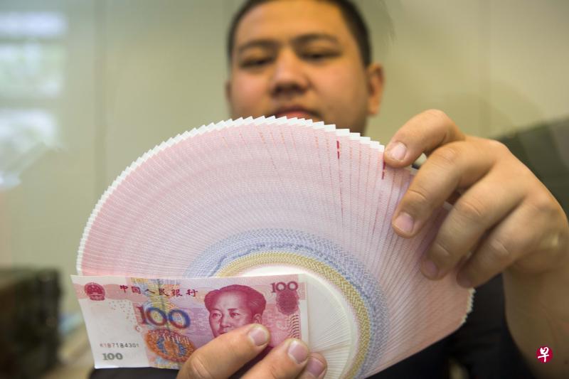 中国央行去年8月宣布让人民币汇率更加市场化,目的是提高消费者的支出能力,让中国经济焕发活力。图为一名银行工作人员清点货币。(中新社) 中国央行去年8月宣布让人民币汇率更加市场化,目的是提高消费者的支出能力,让中国经济焕发活力。图为一名银行工作人员清点货币。(中新社)